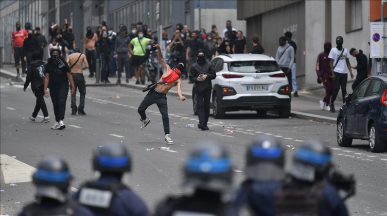 فرنسا تطلب المساعدة من إسرائيل للتعامل مع الاحتجاجات